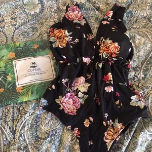Cupshe one piece bathing suit, size small.